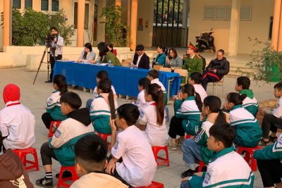 Trường THCS Liêm Tuyền phối hợp với công an phường Tân Liêm tuyên truyền và ký cam kết thực hiện Luật quản lý sử dụng vũ khí, vật liệu nổ, công cụ hỗ trợ và pháo cho cán bộ giáo viên nhân viên và học sinh.